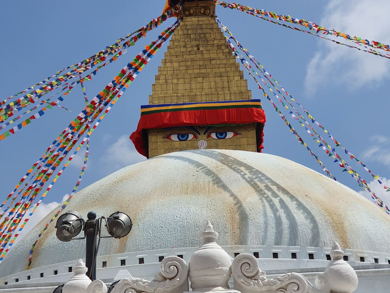 Estupa de Boudhanath con banderas de oracion en Katmandu, Nepal