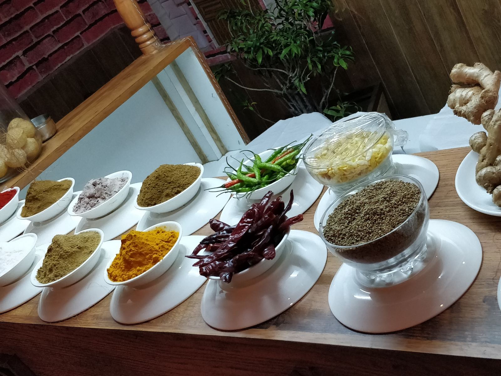 Especias, chiles secos, curcuma y jengibre dispuestos para cocinar, en Rishikesh
