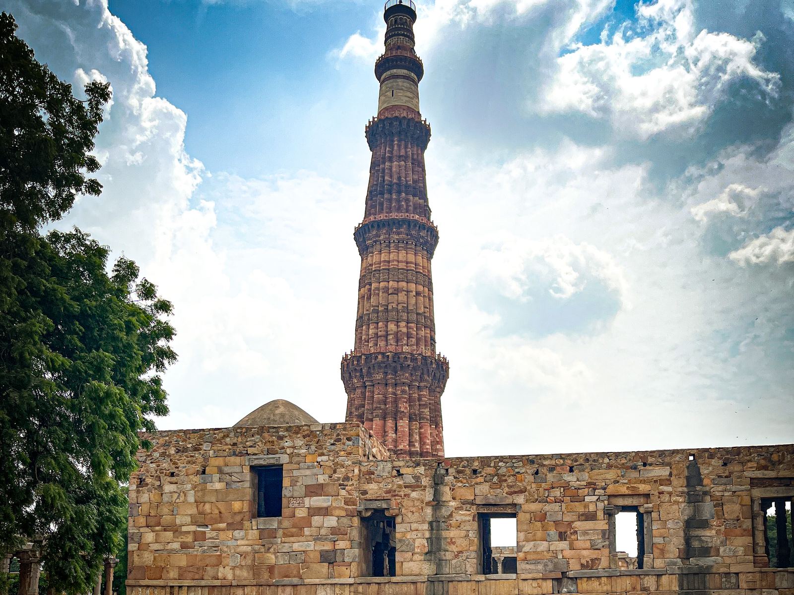 El alminar de Qutub Minar recortado contra el cielo, en Delhi