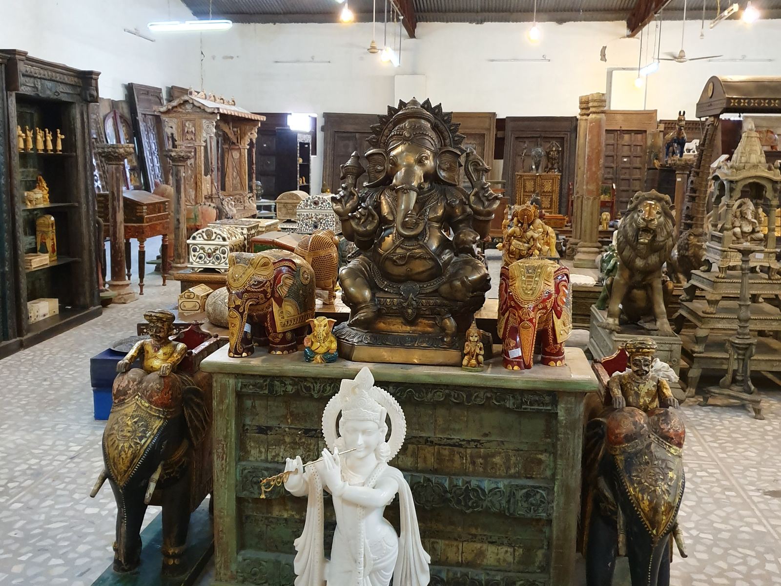 Esculturas de bronce y muebles tallados en un taller de artesania en Jodhpur, Rajastan