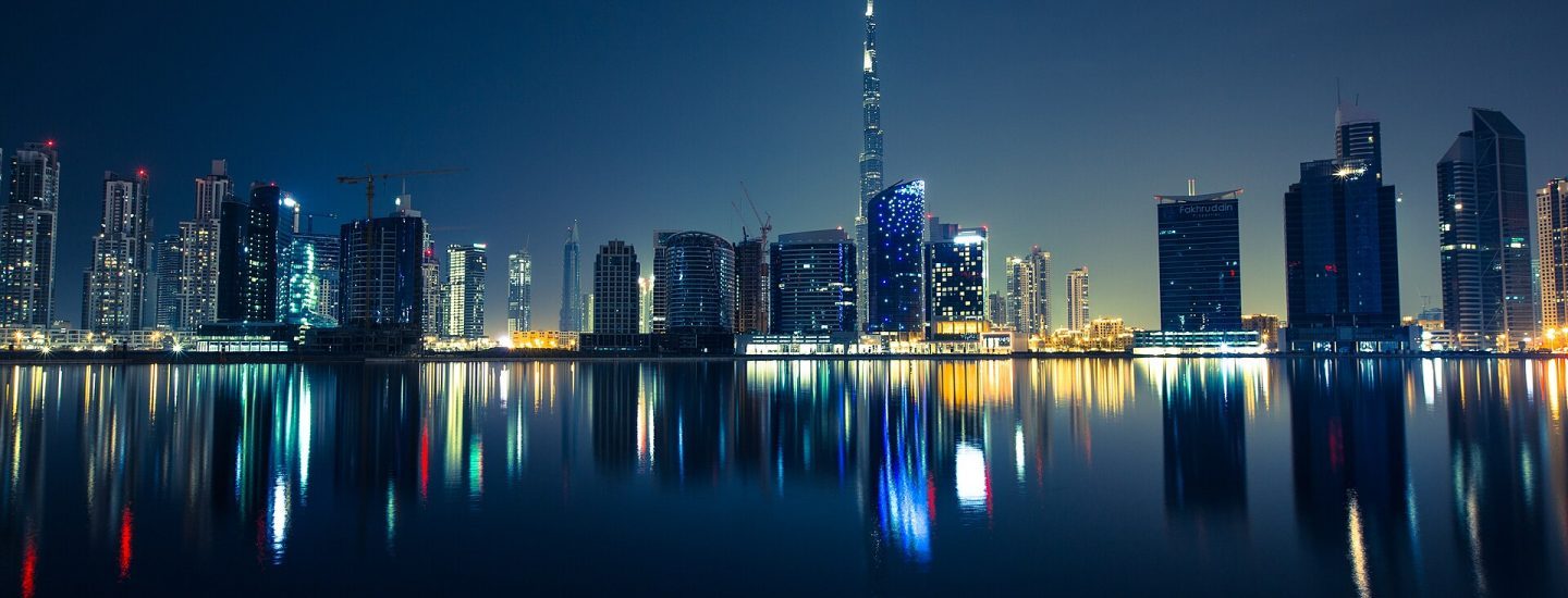 Skyline nocturno de Dubái con el Burj Khalifa, escala habitual camino a la India desde Latinoamérica