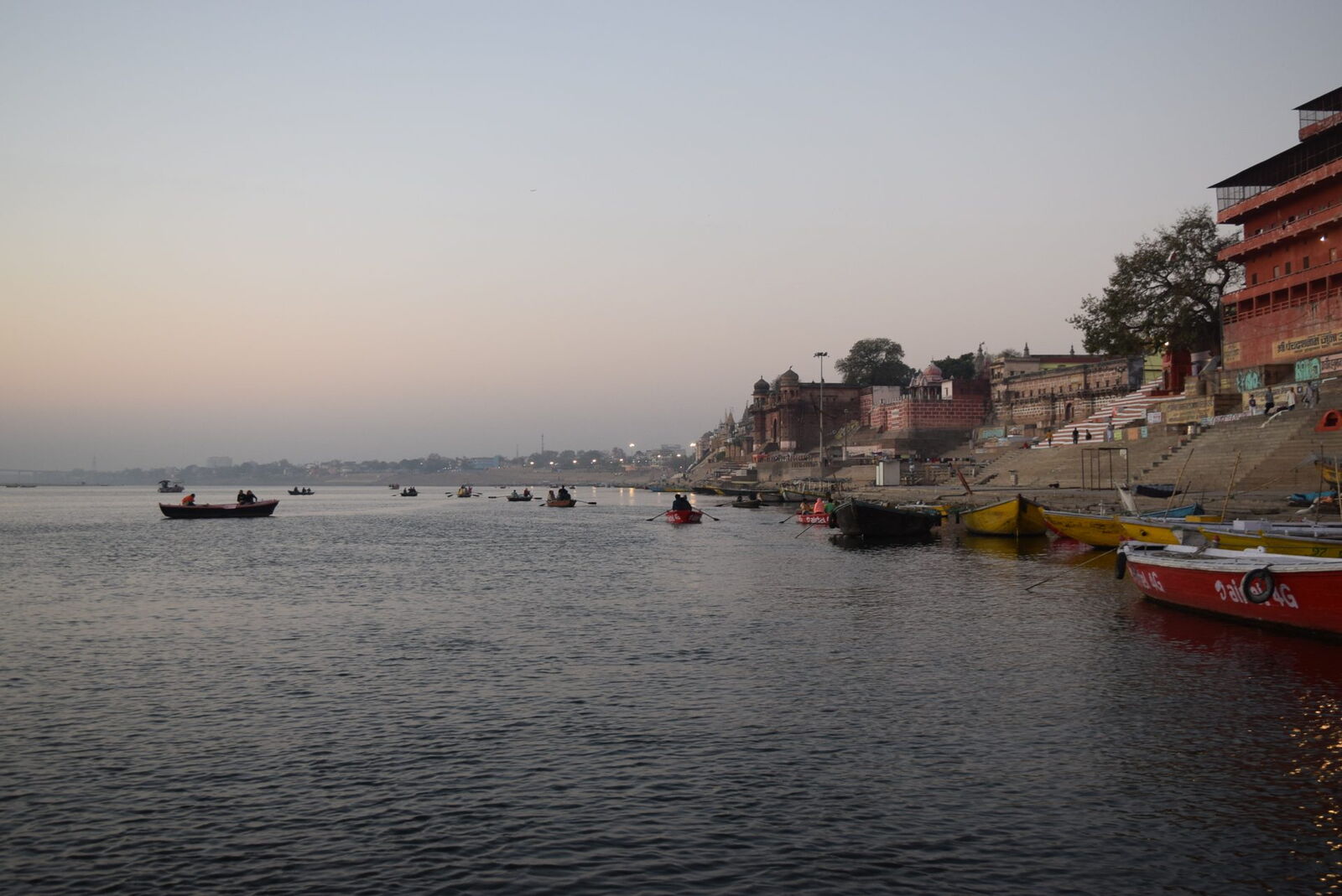 Amanecer sobre los ghats y el rio Ganges en Varanasi