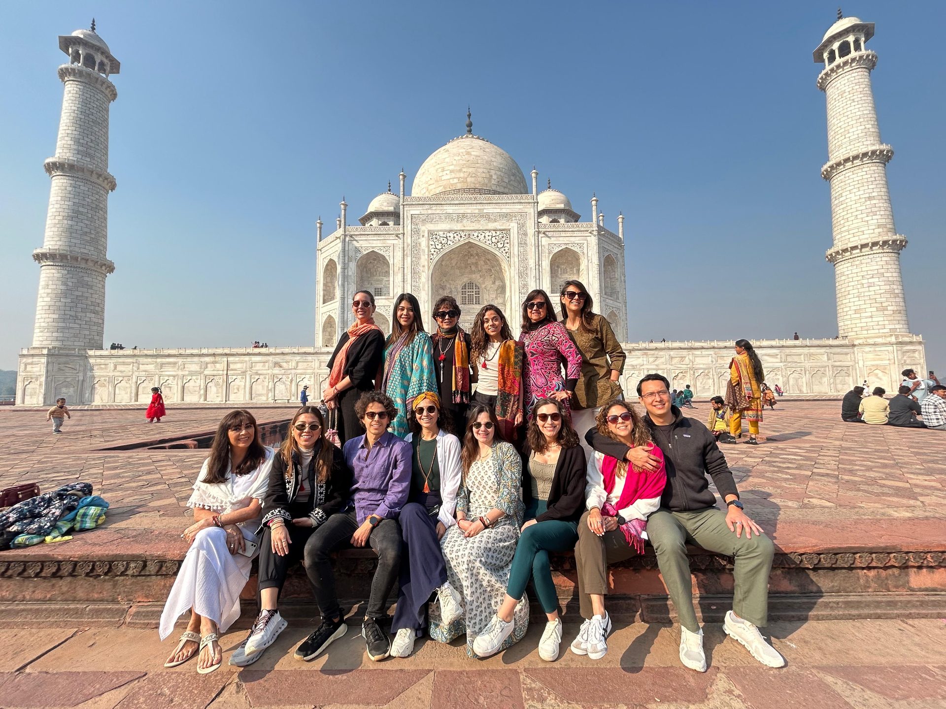 Viajera contemplando el Taj Mahal al amanecer durante un itinerario de lujo de 7 días por la India