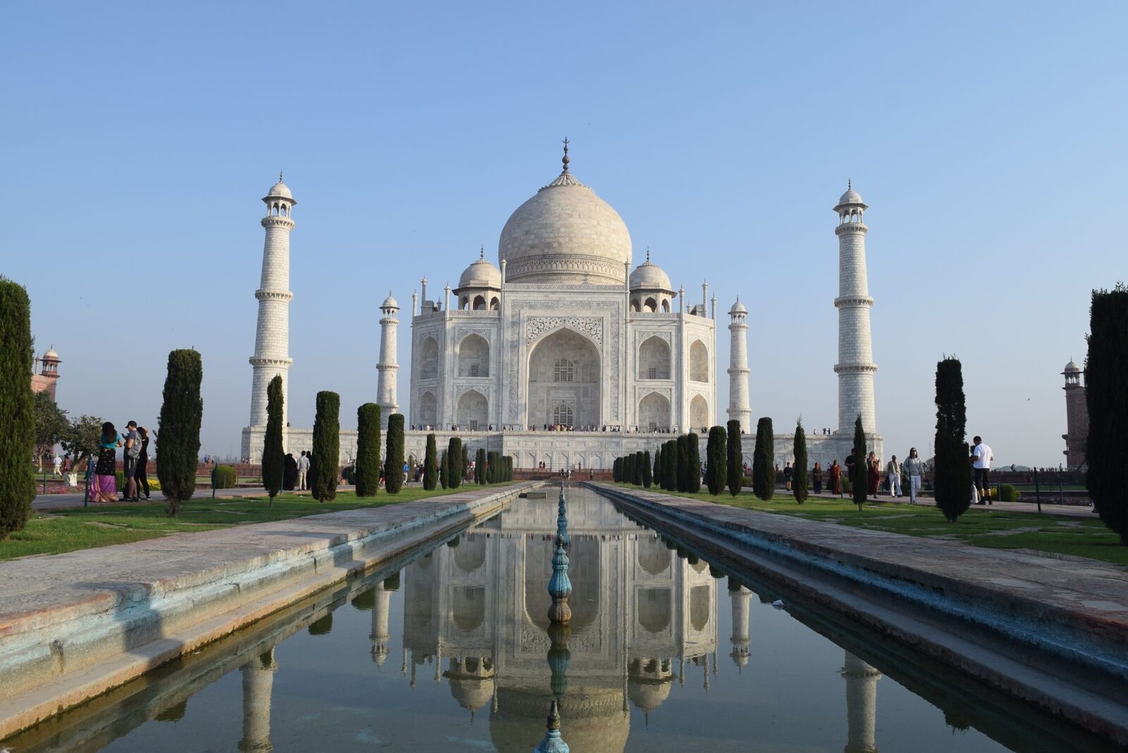 El Taj Mahal reflejado en su estanque al amanecer, en Agra, India