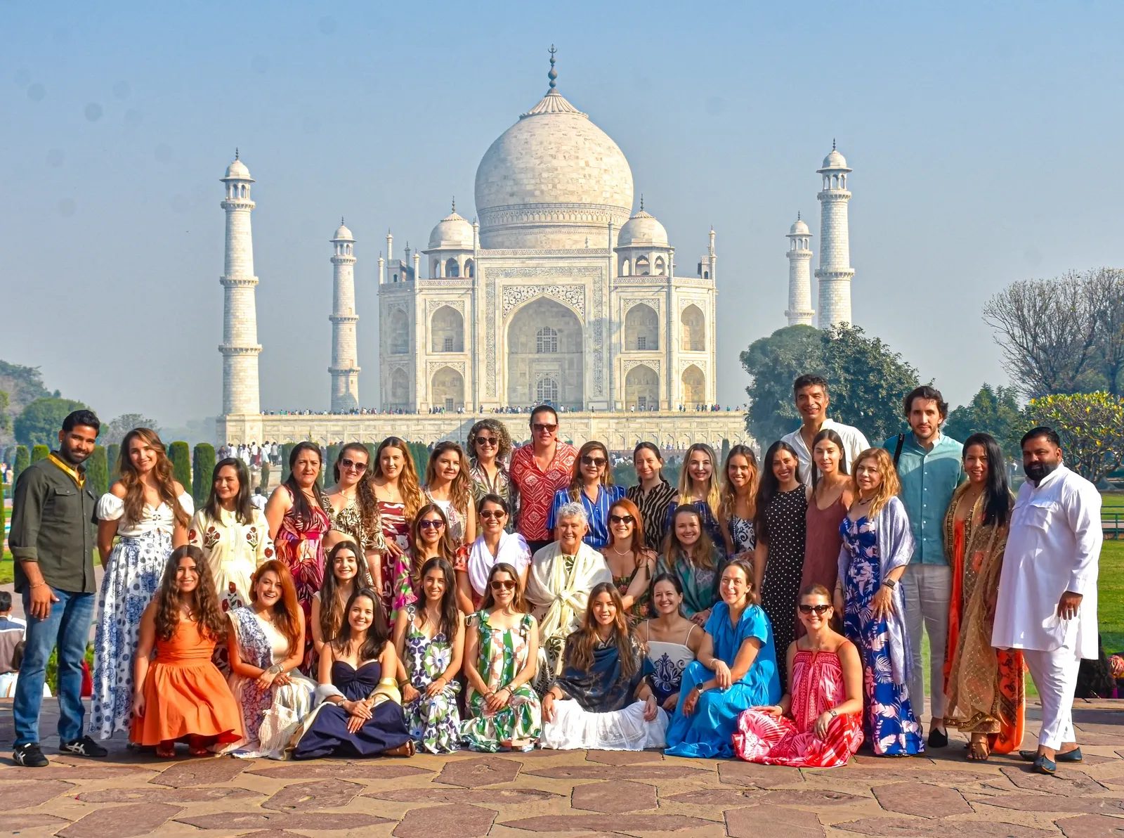 El Taj Mahal al amanecer reflejado en su estanque, en Agra, India
