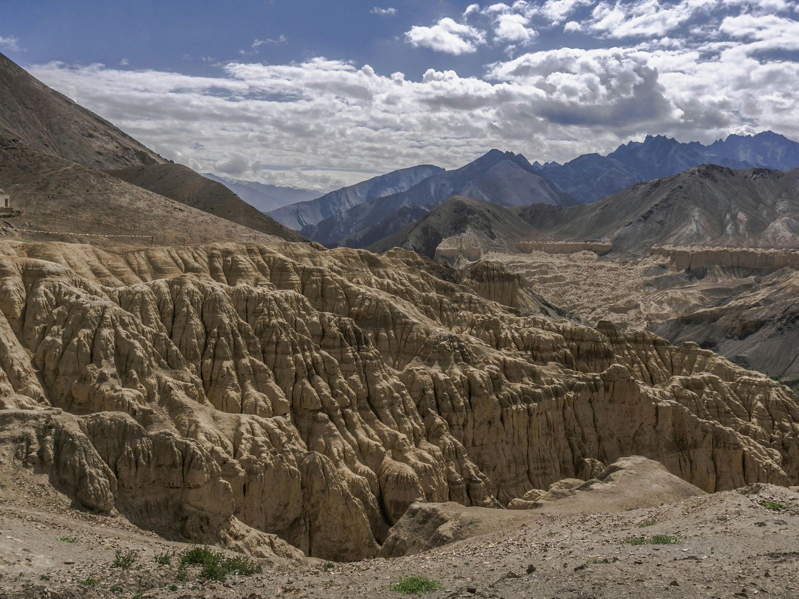 Valle erosionado y cumbres del Himalaya indio en Ladakh