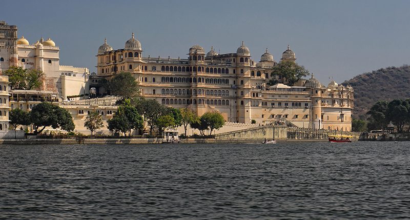 Palacio sobre el lago Pichola en Udaipur, ideal para luna de miel