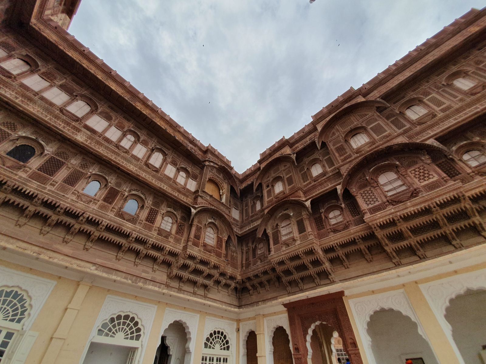 Patio interior del fuerte de Mehrangarh con fachadas de arenisca talladas, en Jodhpur, Rajastan