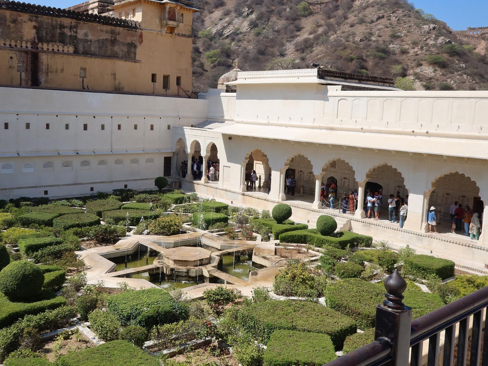 Palacio fortificado sobre una colina con jardin geometrico, en Rajastan, India