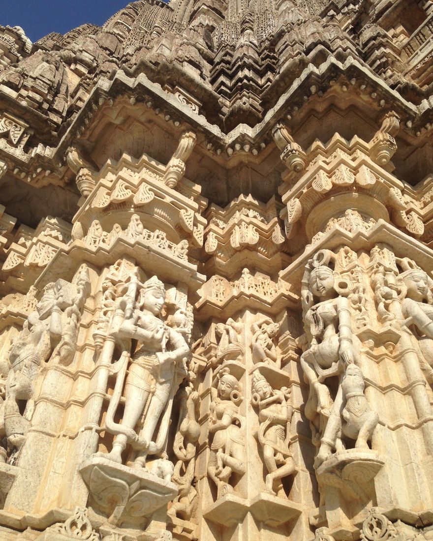 Figuras talladas en mármol del templo jainista de Ranakpur