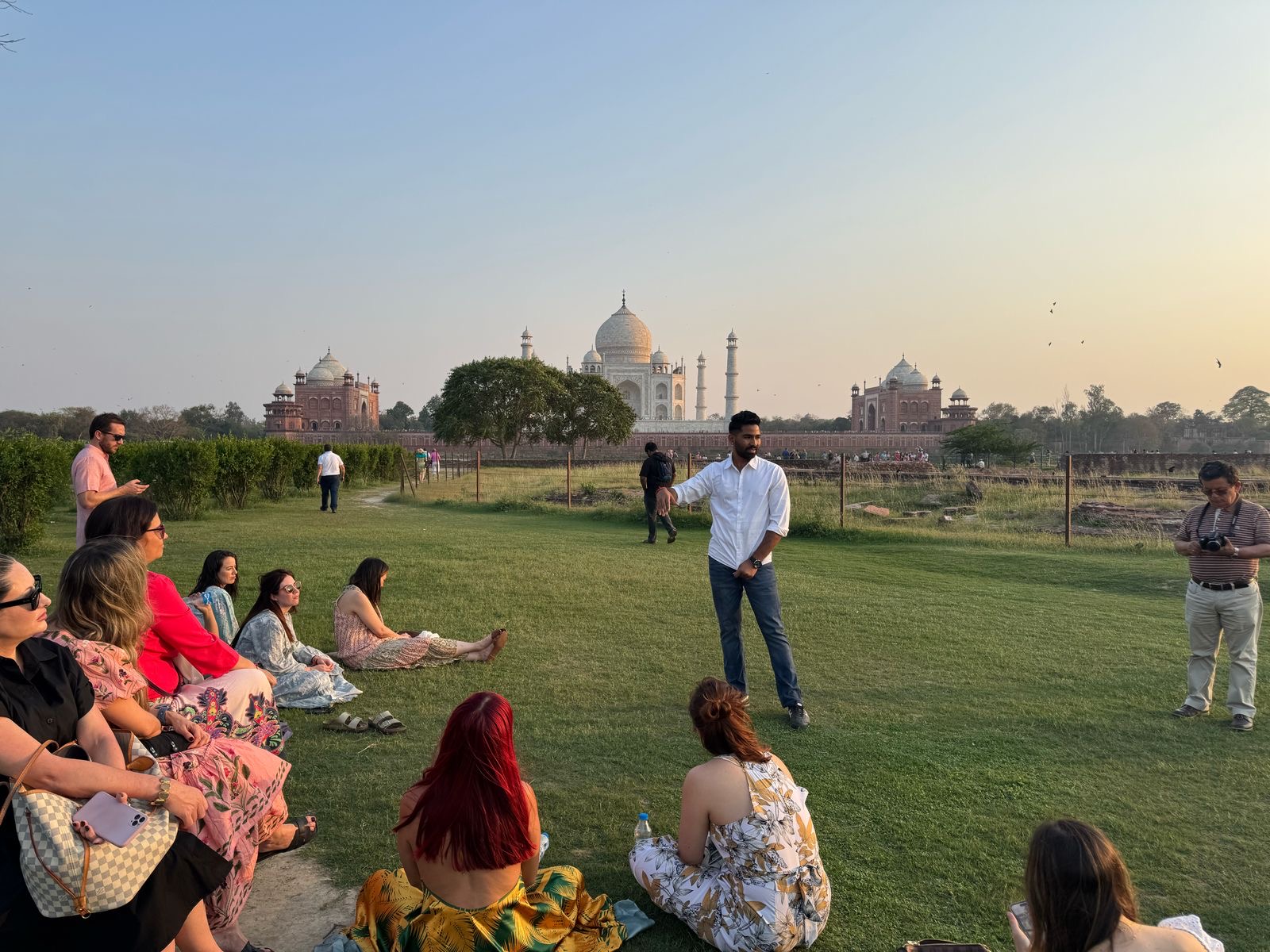 El Taj Mahal de Agra reflejado en el estanque a primera hora de la mañana