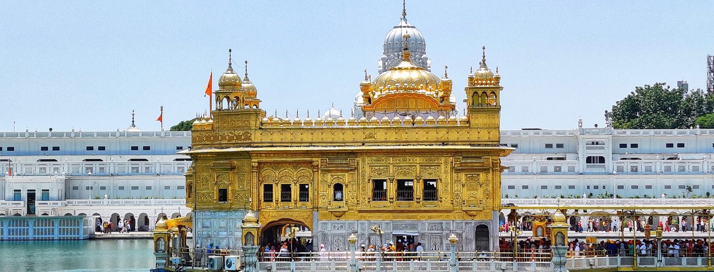 El Templo Dorado de Amritsar reflejado en su estanque sagrado