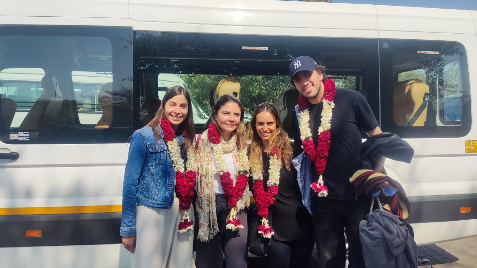 Viajeros contemplando el Taj Mahal al amanecer: comparación entre tour privado y viaje en grupo por la India
