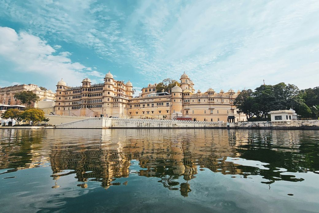El City Palace de Udaipur reflejado en el lago Pichola