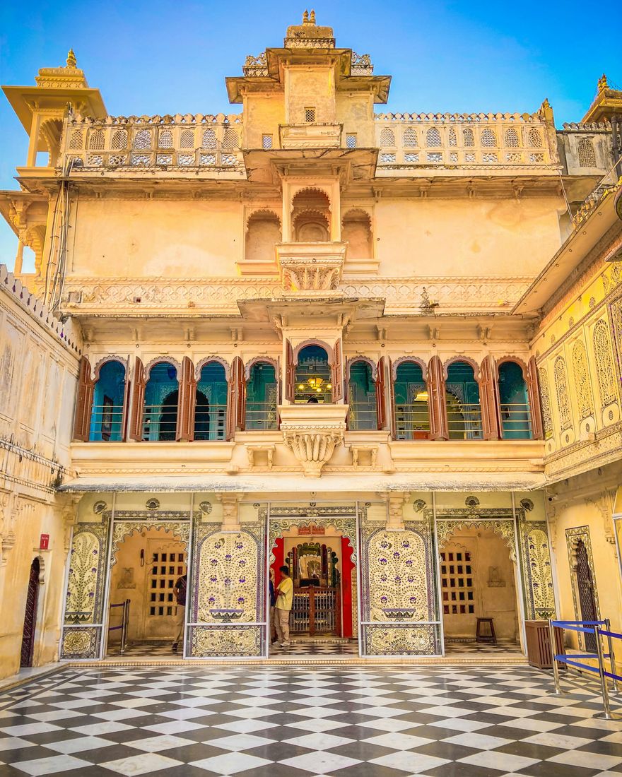 Patio interior del City Palace de Udaipur, con mosaicos de vidrio y ventanas azules