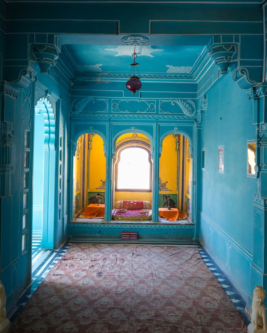 Sala azul con hornacinas doradas en el City Palace de Udaipur