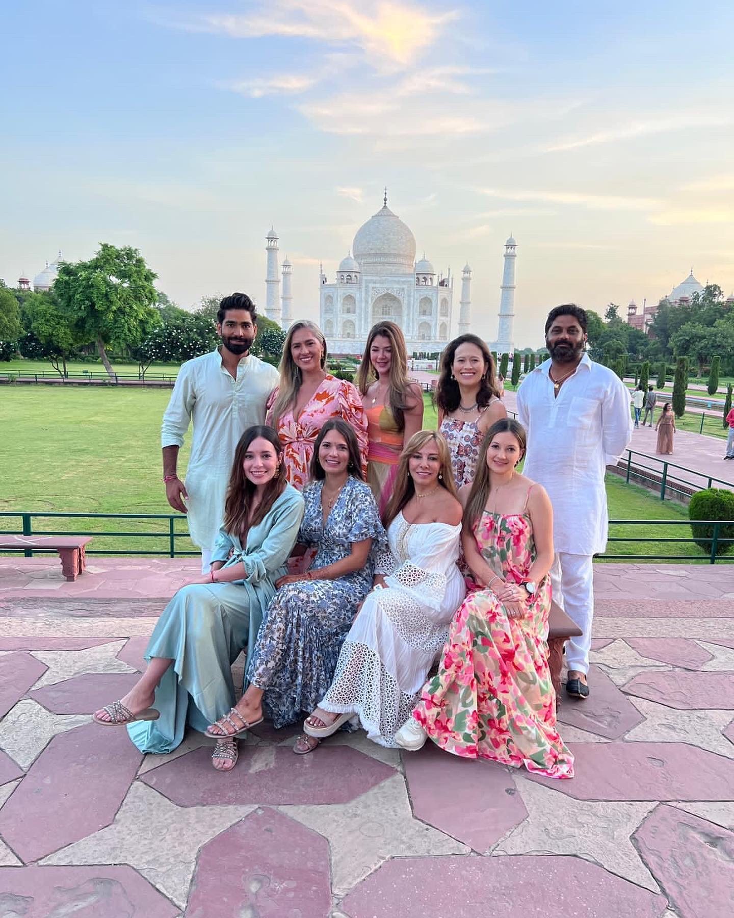 Viajeros explorando un monumento histórico en la India