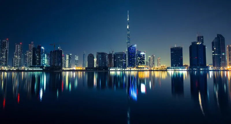 Horizonte de Dubái con el Burj Khalifa iluminado al anochecer