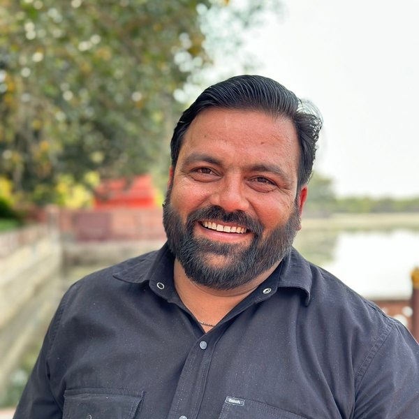Lokendra Singh, guía principal de habla hispana de Mariposa Travels
