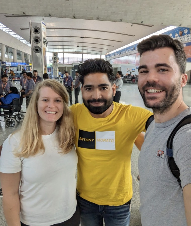 Vijay con viajeros de Mariposa Travels en la India