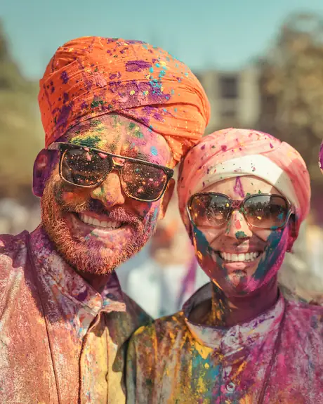 Viajeros con el rostro cubierto de pigmento celebran Holi