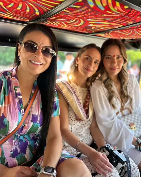 Viajeras sonríen durante un paseo en tuk-tuk