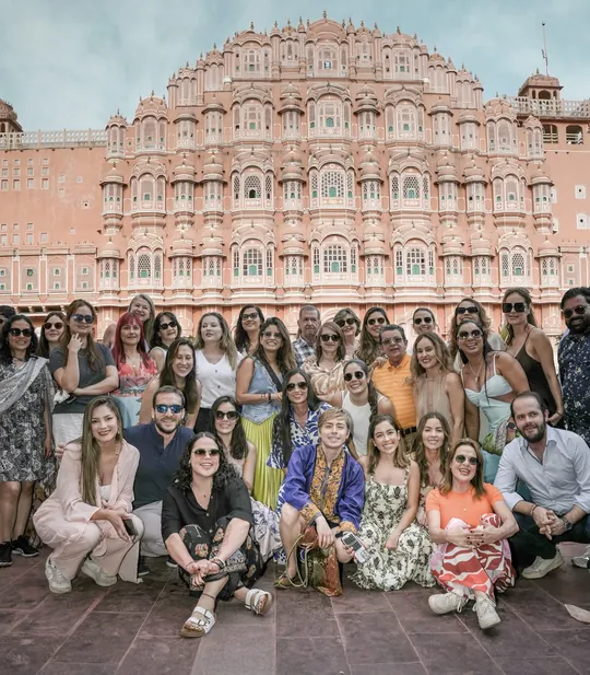 Grupo de viajeros posando frente a la fachada del Hawa Mahal, en Jaipur