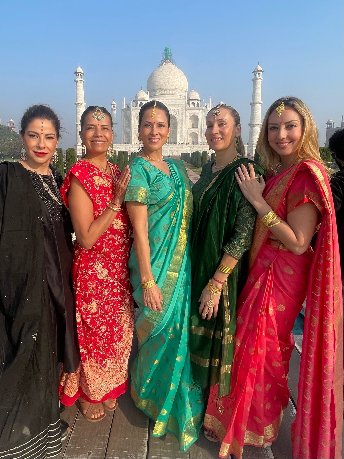 Viajeras con saris ante el Taj Mahal