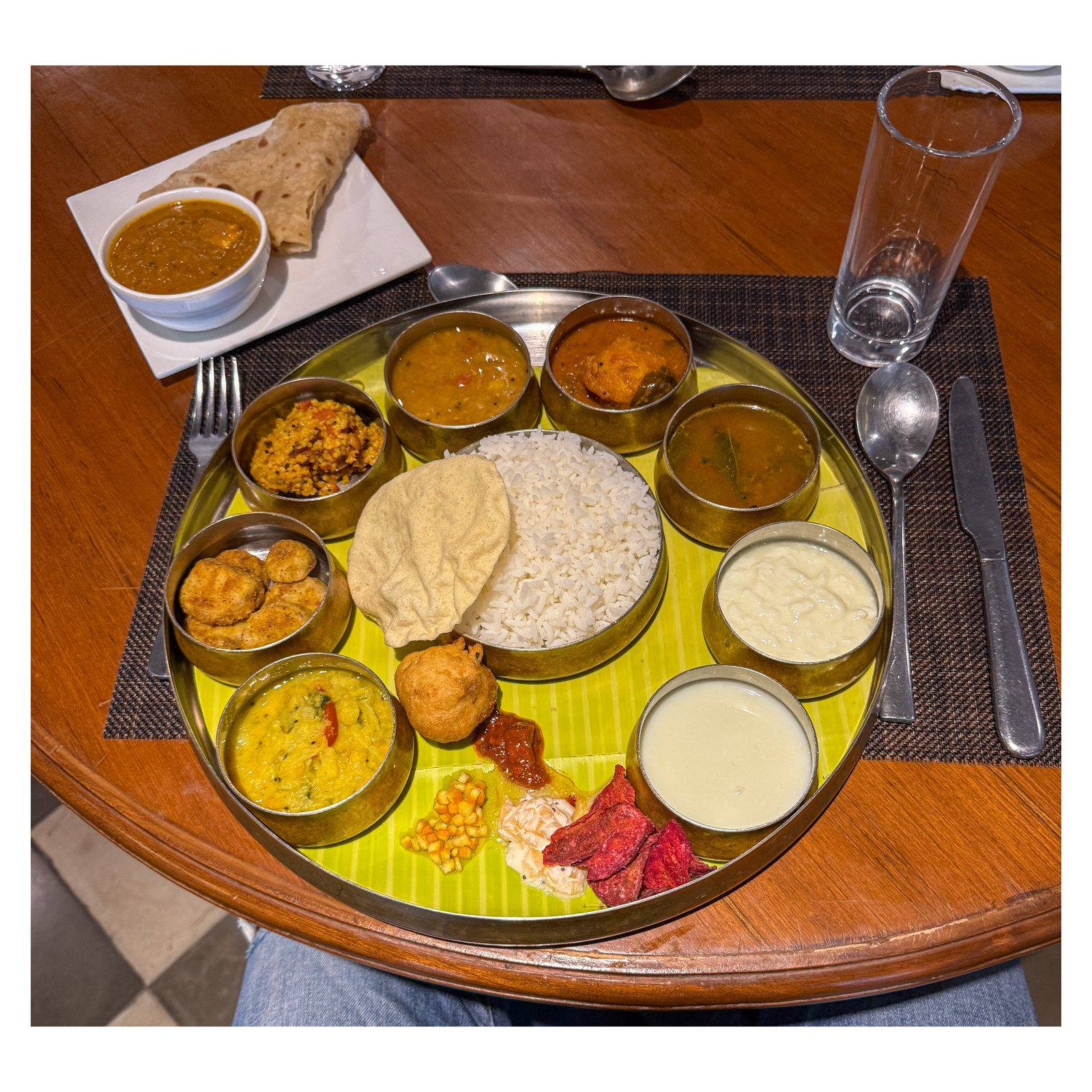 Un thali indio con varios platos en una bandeja