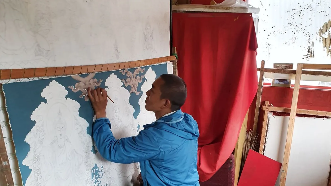 Artista butanés pintando un thangka en su estudio