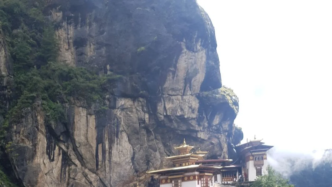 El monasterio de Taktsang, el Nido del Tigre, suspendido sobre el acantilado