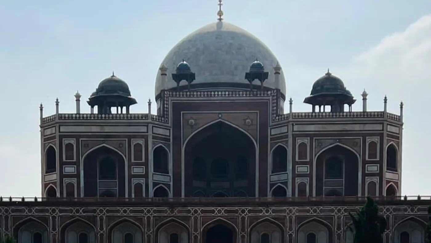 La tumba de Humayún reflejada en el canal, Delhi