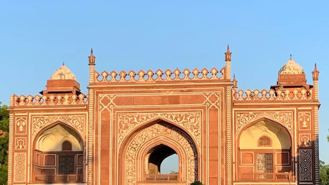 Puerta mogol de arenisca roja con incrustaciones de mármol, Delhi
