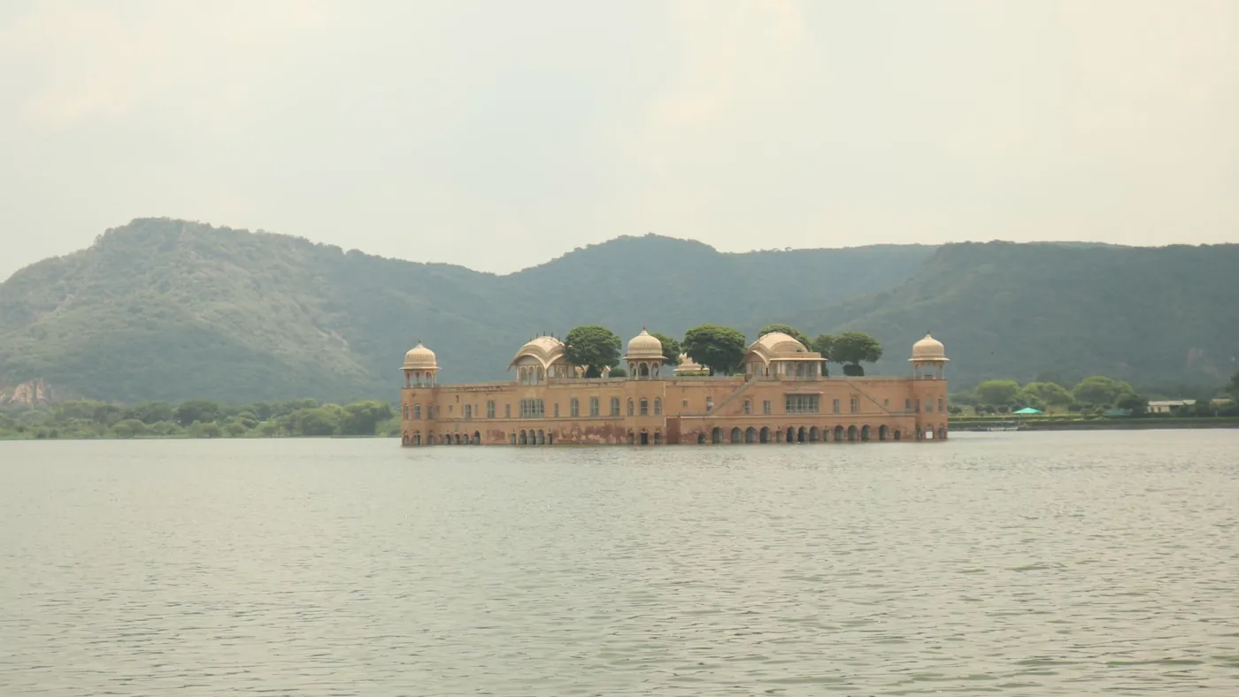 El Jal Mahal flotando sobre el lago Man Sagar, Jaipur
