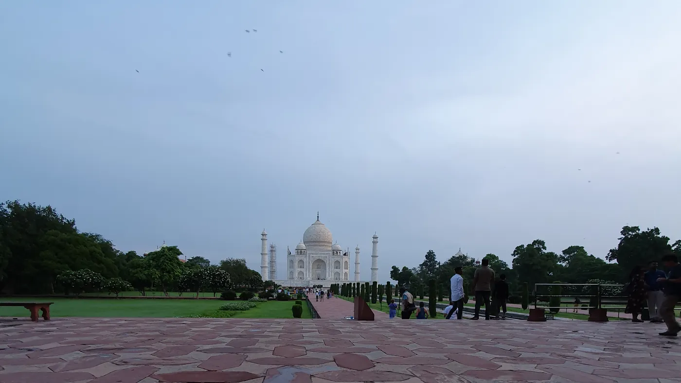 El Taj Mahal entre la bruma del amanecer, Agra