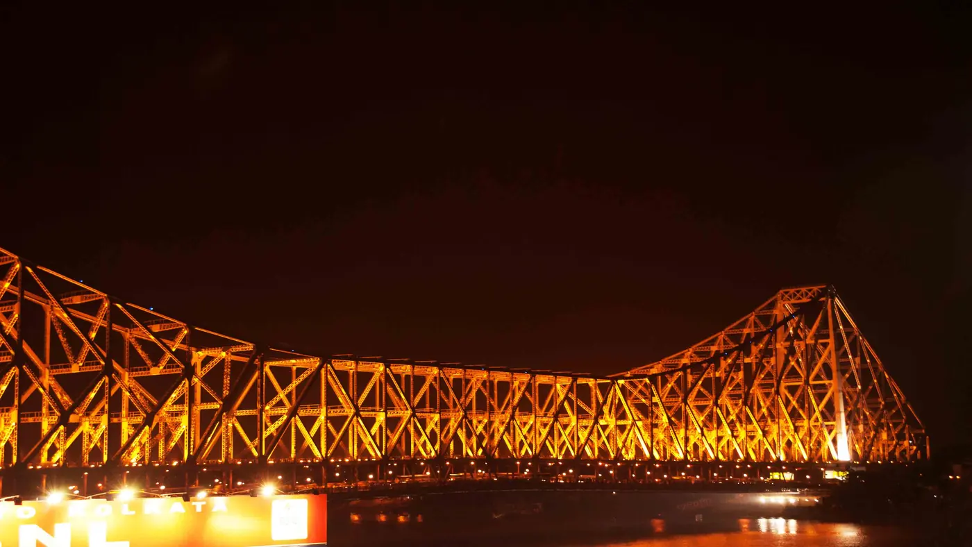 El puente de Howrah iluminado sobre el rio Hugli