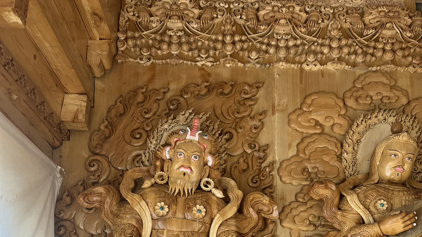 Talla budista en madera de un monasterio de Ladakh