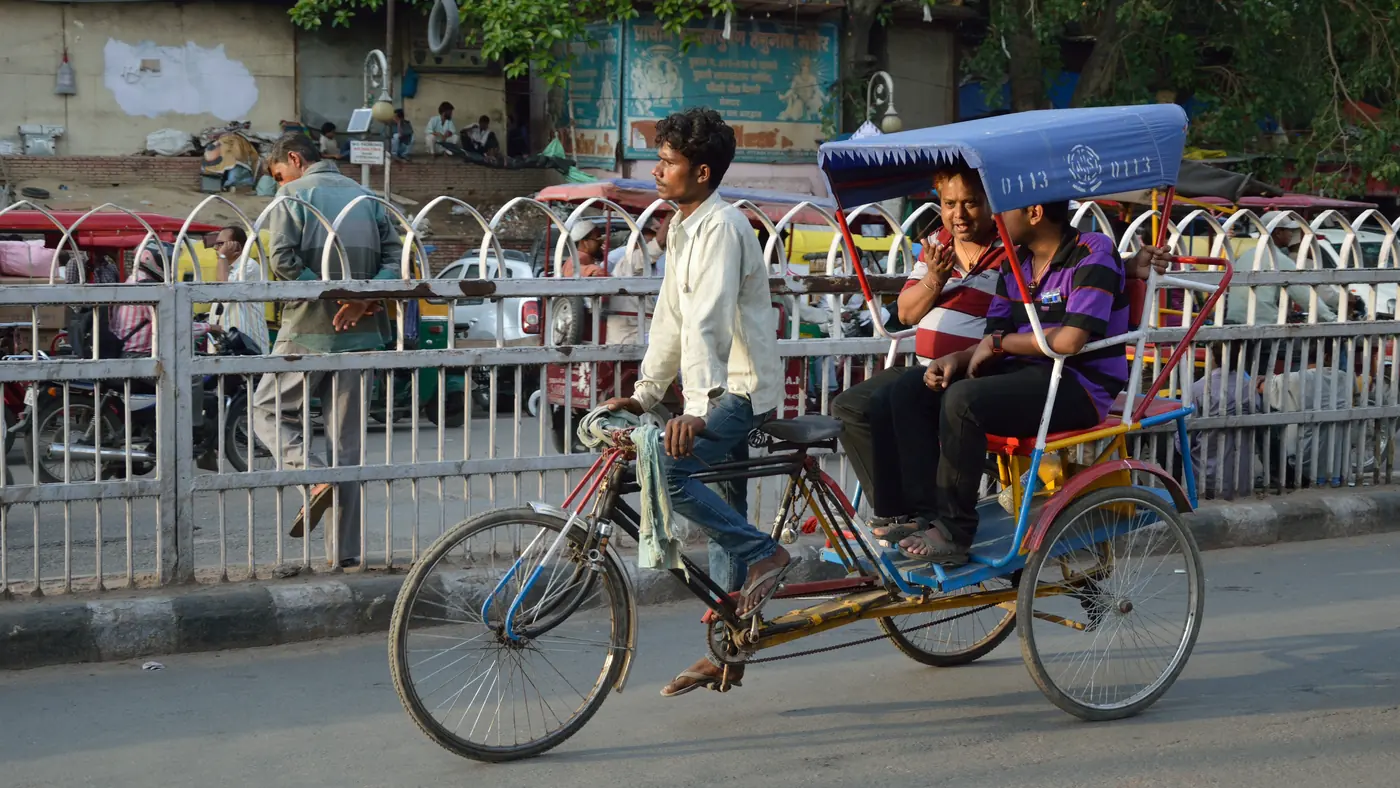 Un bicitaxi por las calles de Chandni Chowk, Vieja Delhi