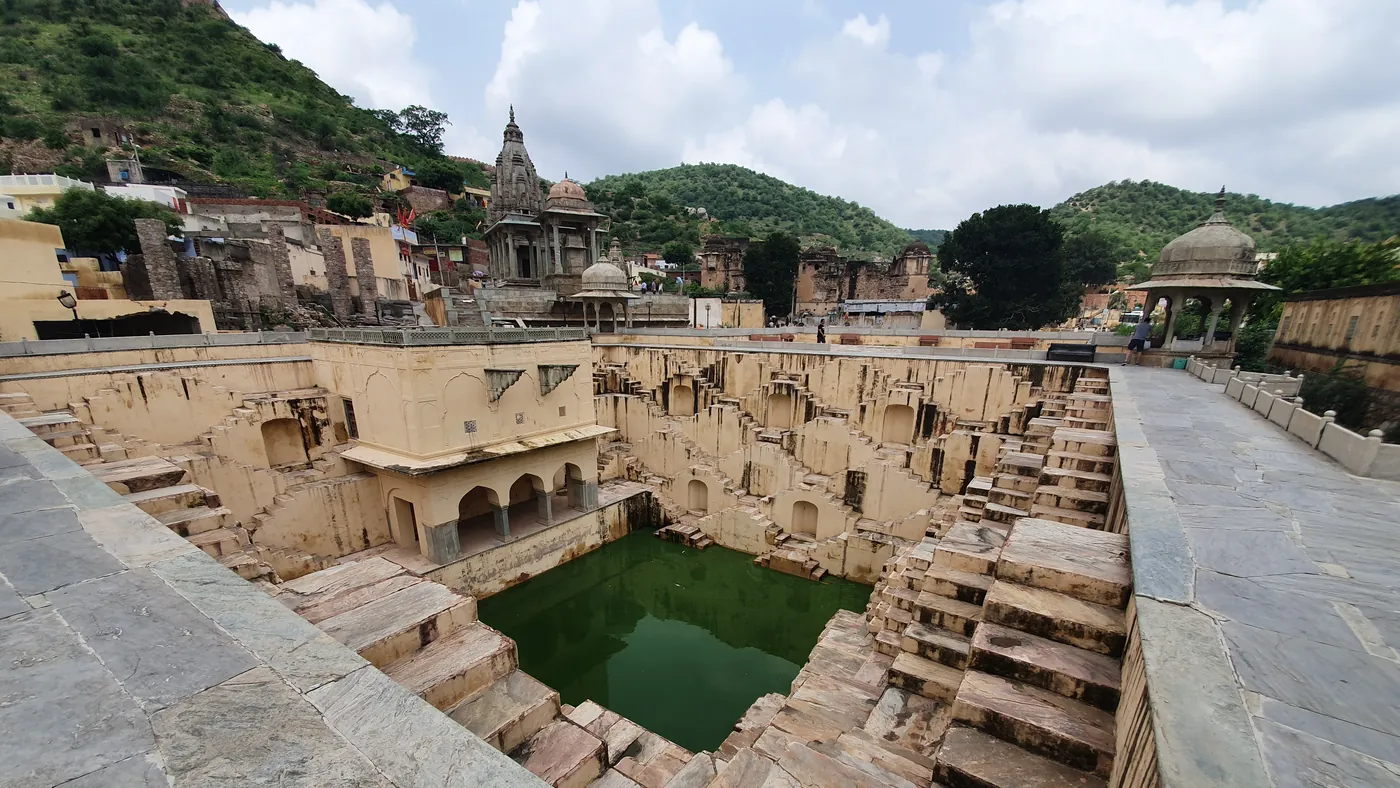 Escalones cruzados del pozo de Panna Meena, Jaipur