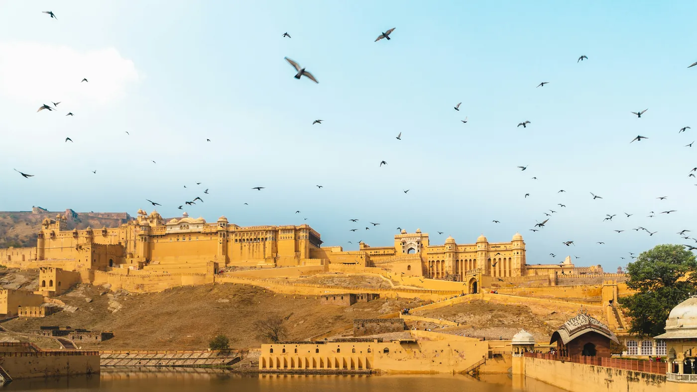 El Fuerte Amber sobre el lago Maota al amanecer, Jaipur