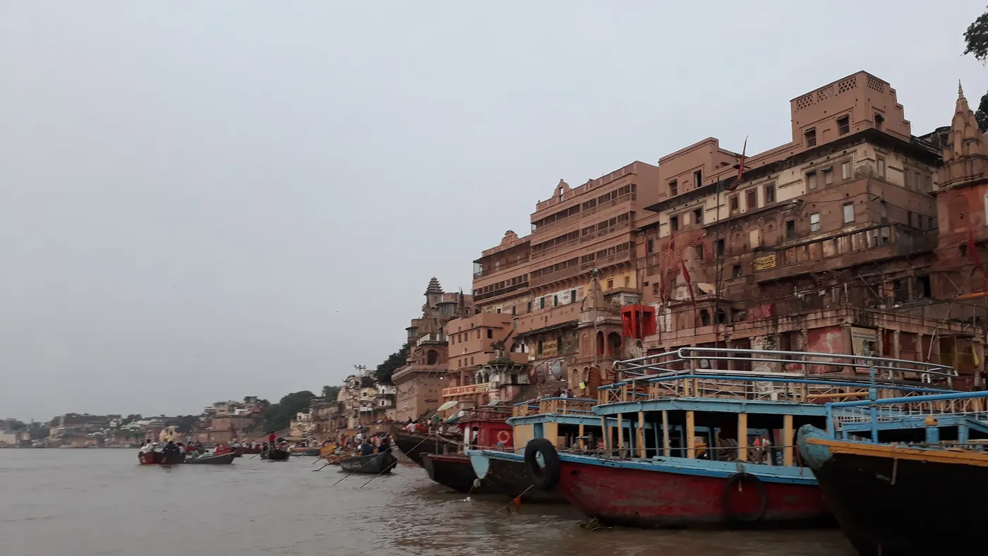 Barcas amarradas frente a los ghats de Varanasi