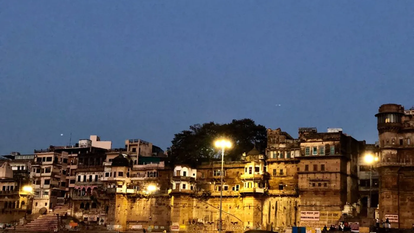 Los ghats de Varanasi iluminados al anochecer