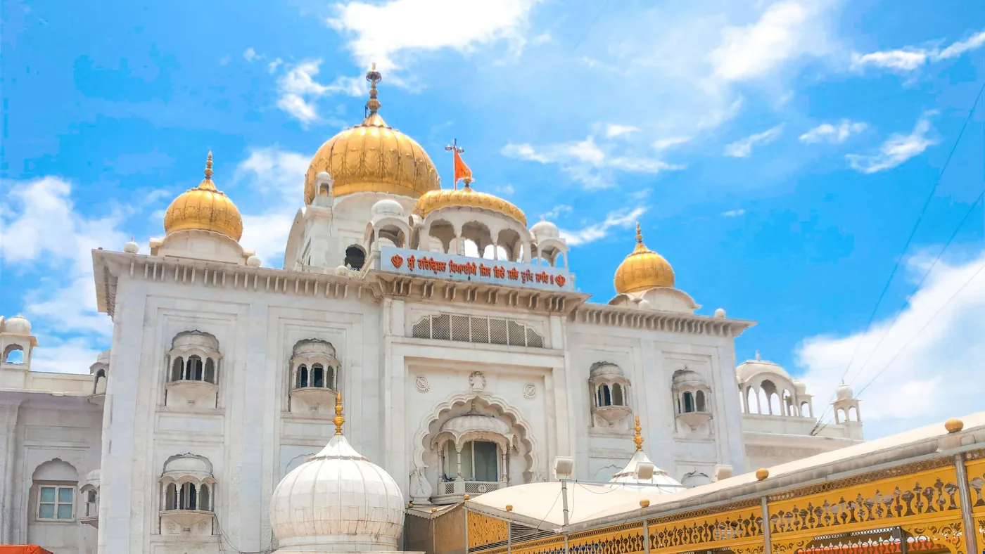 El gurdwara Bangla Sahib y sus cúpulas doradas, Delhi