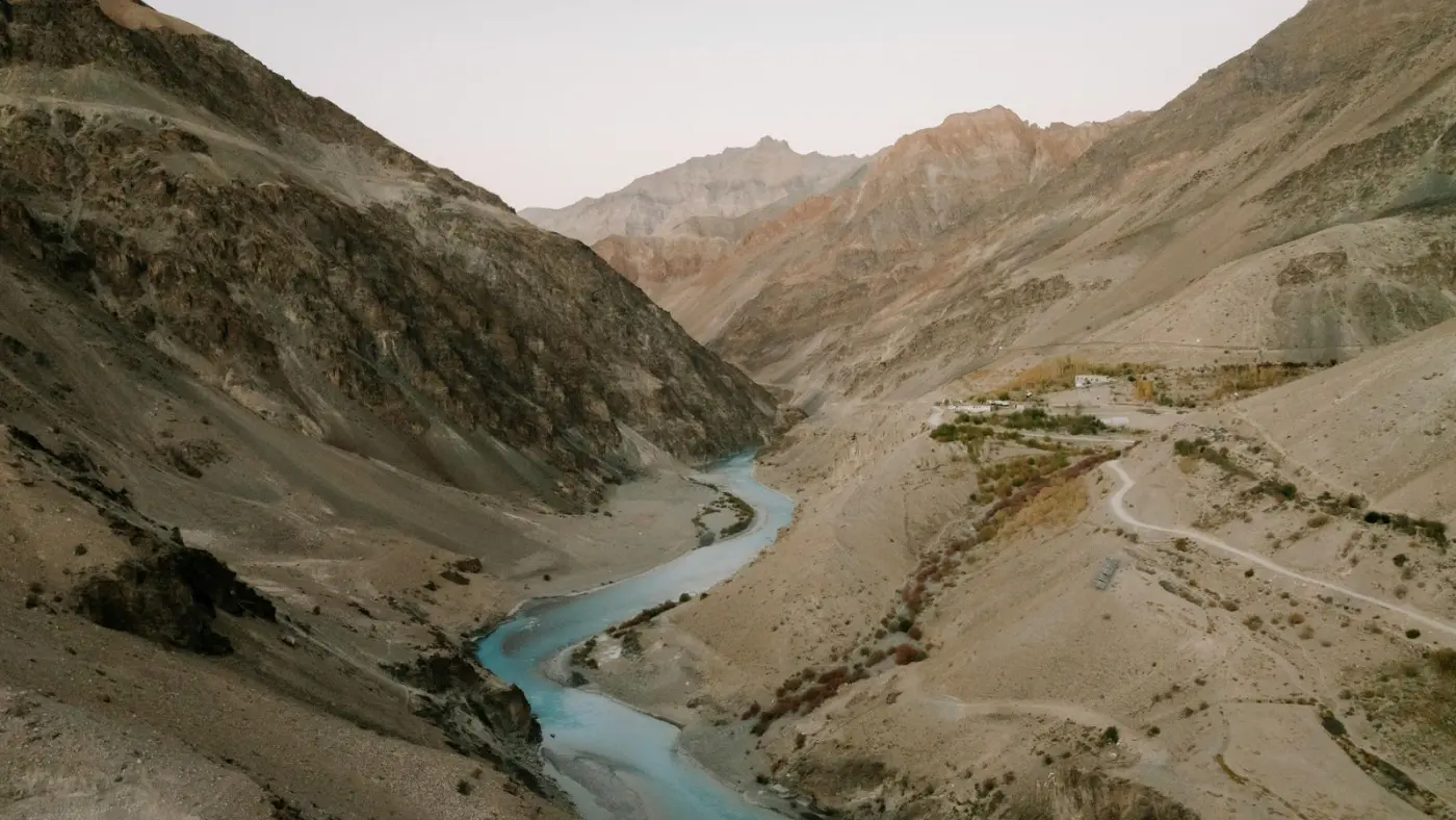 Un río de aguas turquesa serpentea entre cañones de roca en Ladakh