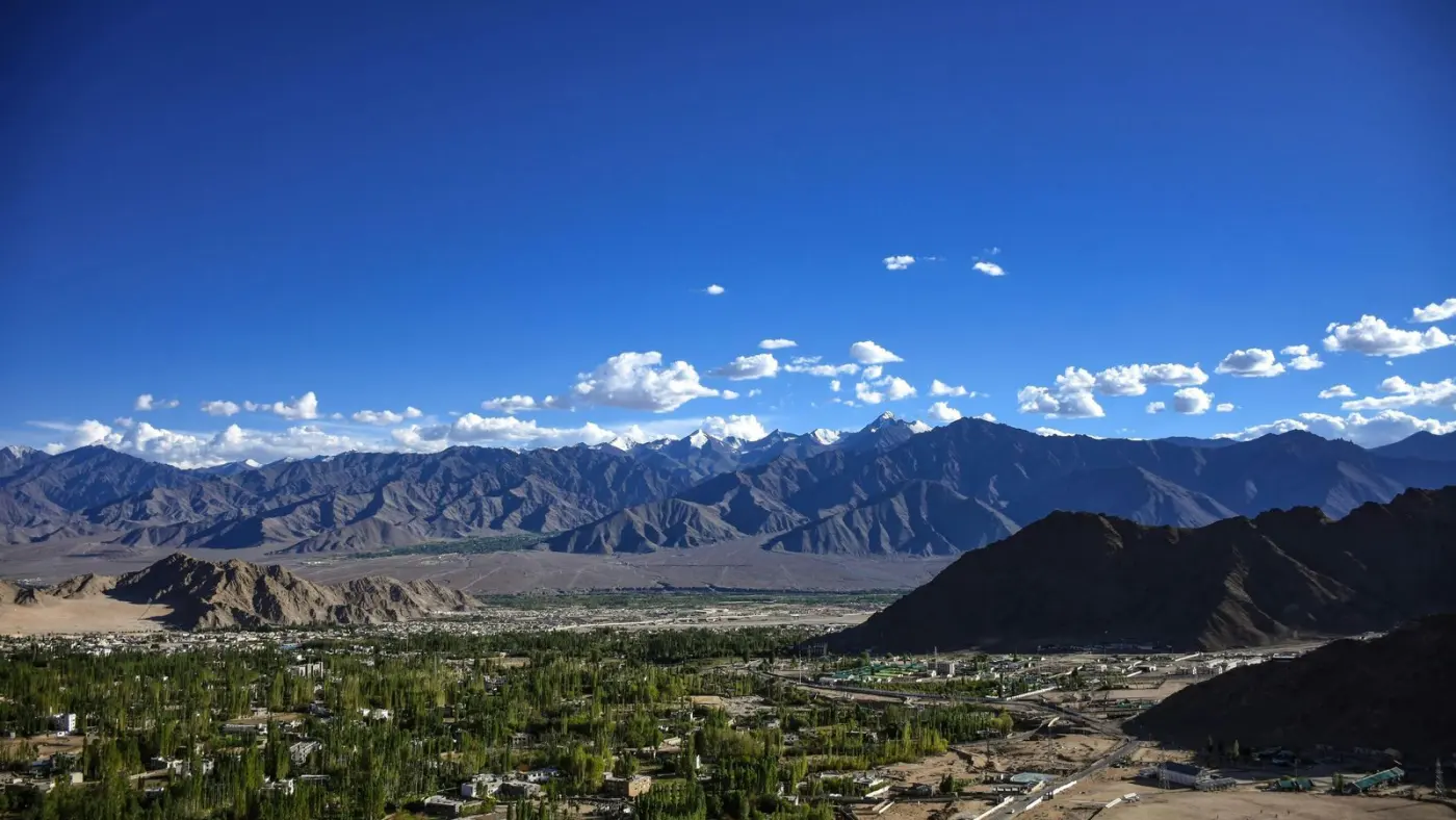 Vista del valle de Leh con sus álamos y campos verdes entre montañas