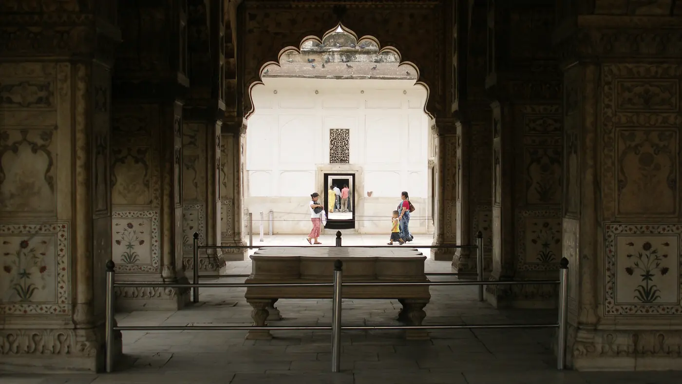 Arcadas de mármol en los interiores del Fuerte Rojo de Delhi