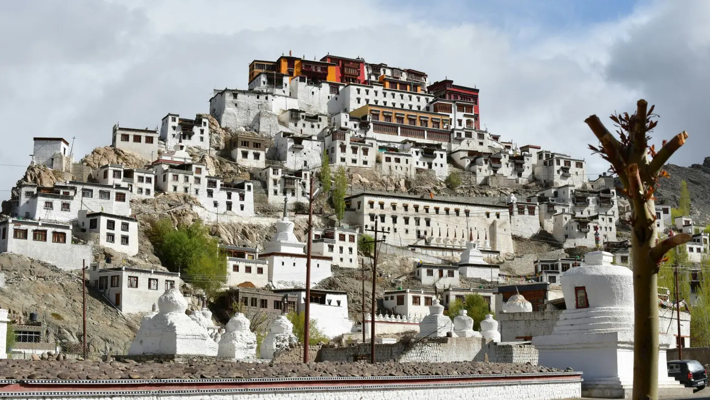 Monasterio budista encaramado sobre la ladera en el valle del Indo, Ladakh