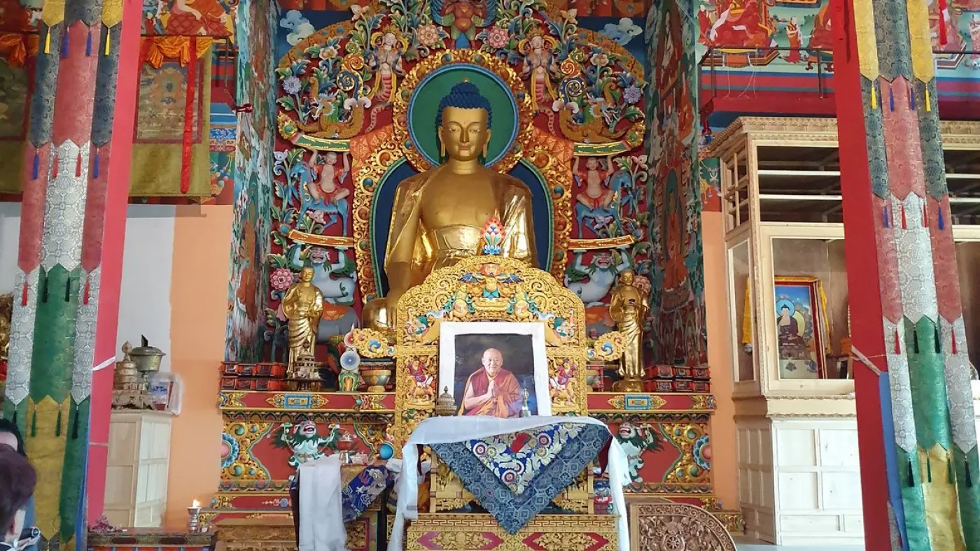 Altar profusamente decorado con un Buda dorado en un monasterio de Ladakh