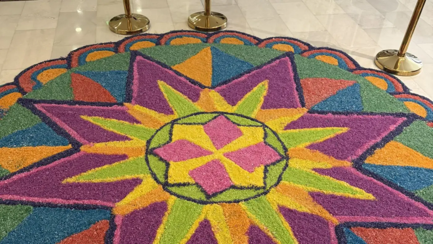 Kolam de colores dibujado en el suelo a la entrada, Chennai