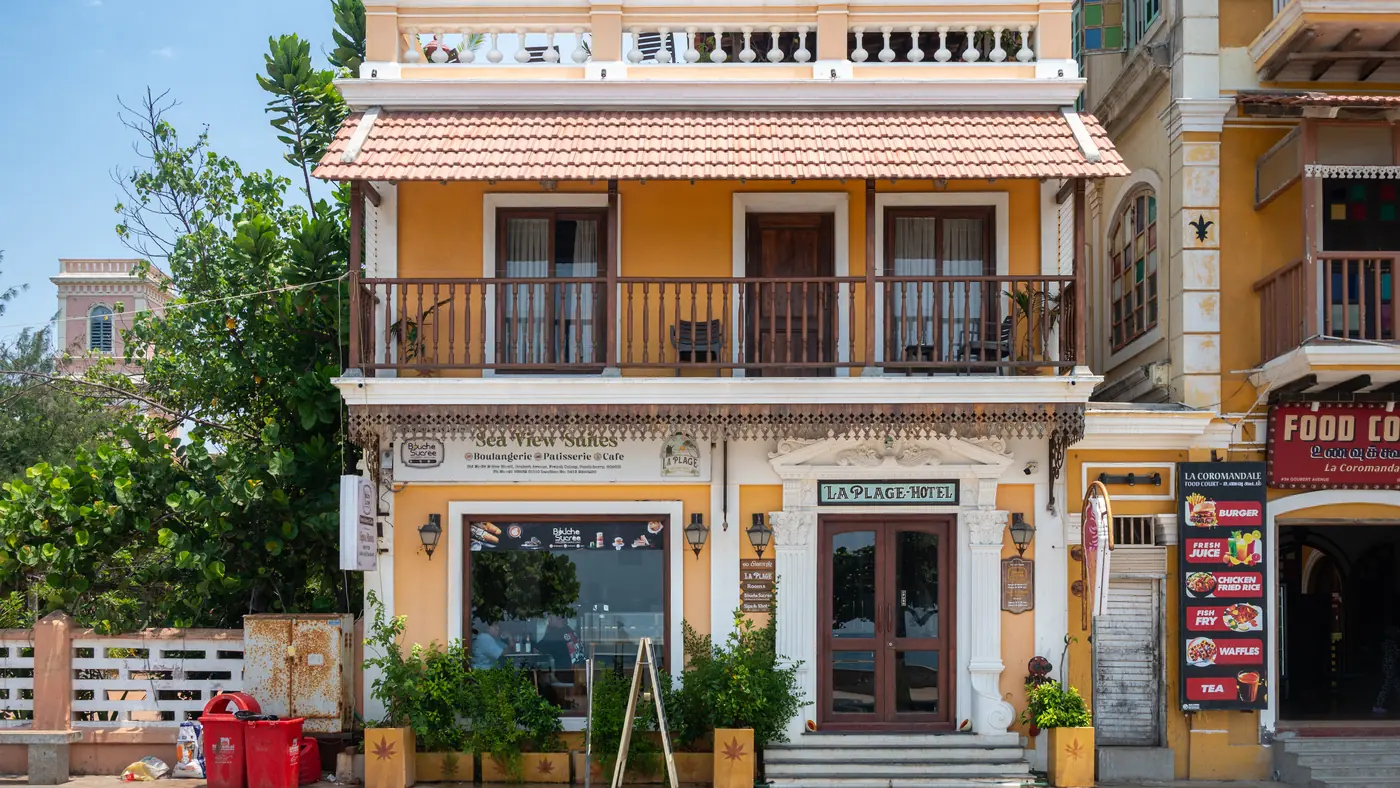 Casa colonial de tonos ocres en una calle de Pondicherry